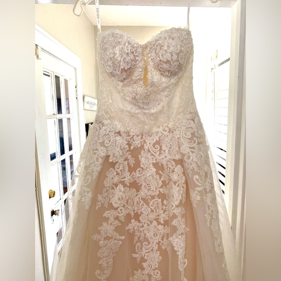 David’s bridal sheer lace and tulle ball gown wedding dress - Picture 4 of 10